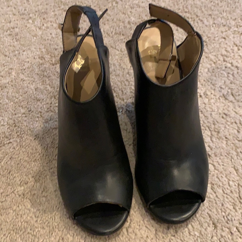 Black wedges size 7 1/2. Good condition.
